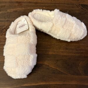 Dick’s Sporting Goods The Cozy Slippers - size 6/7